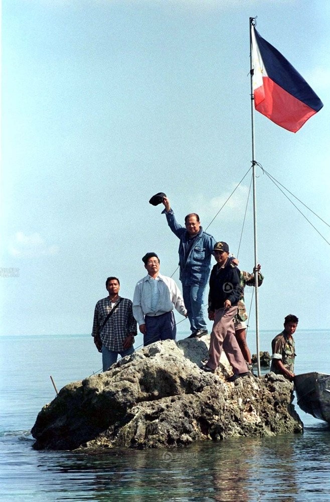 Philippines cắm cờ chủ quyền trên bãi Scarboroug ngày trước, bây giờ Trung Quốc đã kiểm soát trên thực tế khu vực này
