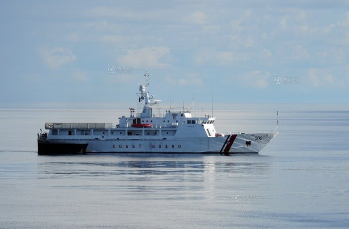 Tàu cảnh sát biển Philippines đang "thi gan" với tàu Trung Quốc