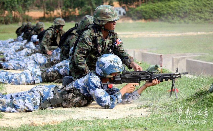 Binh sĩ đặc nhiệm thủy quân lục chiến Trung - Thái giao lưu bắn súng