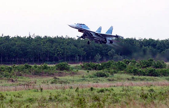 Su-30MK2 cất cánh từ một căn cứ không quân Việt Nam