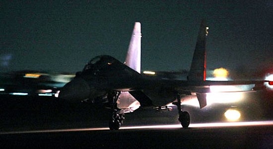 Cận cảnh Su-30MK2 ban đêm