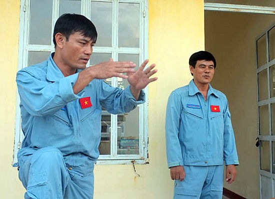 Chuyên viên Việt Nam trao đổi với nhau ngoài giờ huấn luyện