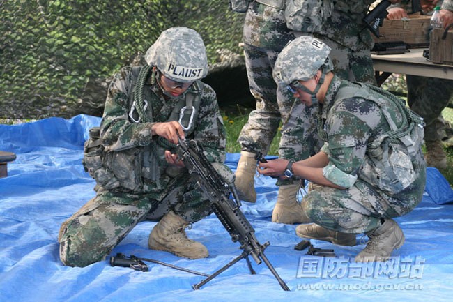 Học viên quân sự Trung Quốc tháo lắp súng bộ binh Mỹ