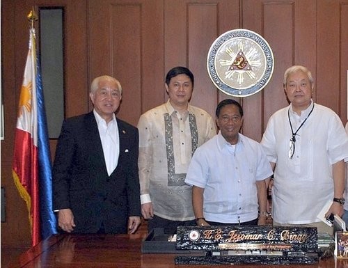Phó tổng thống Philippines Jejomar Binay bị giới truyền thông nhà nước Trung Quốc "nhét tin vào miệng", hình ảnh được Hoàn Cầu thời báo trích dẫn, ông Jejomar Binay tiếp 3 thương nhân Trung Quốc và tiết lộ thông tin động trời, Philippines với Trung Quốc chia đôi Scarborough