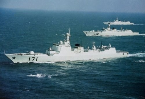 Philippines chưa "động đậy" gì, Trung Quốc đã kéo tàu chiến, tên lửa đến trước cửa nhà. Hình ảnh tàu chiến hạm đội Nam Hải trên biển Đông (minh họa)