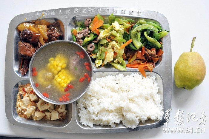 Một suất ăn của hạ sĩ quan, binh sĩ lực lượng chủ lực quân đội Trung Quốc đảm bảo khẩu phần, dinh dưỡng