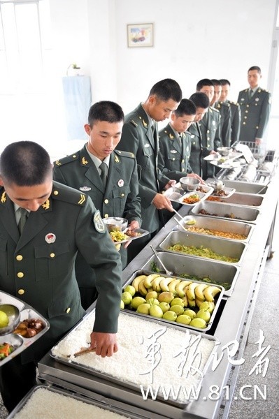 Sĩ quan, binh sĩ xếp hàng tự lấy suất ăn