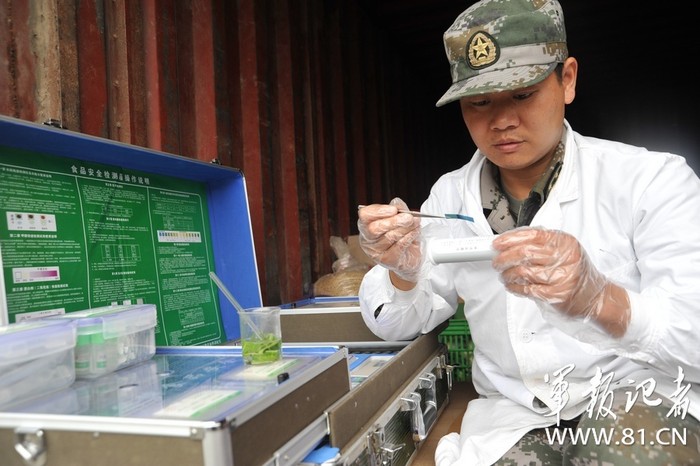 Nhân viên quân y kiểm tra chất lượng vệ sinh an toàn thực phẩm các mẫu thức ăn hàng ngày