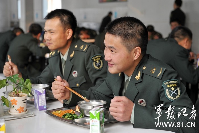 Bên cạnh mỗi suất ăn, sĩ quan, binh sĩ quân đội Trung Quốc được tăng cường thêm một hộp sữa nước