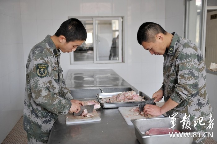 Binh sĩ Trung Quốc thái thịt chuẩn bị cho bữa ăn