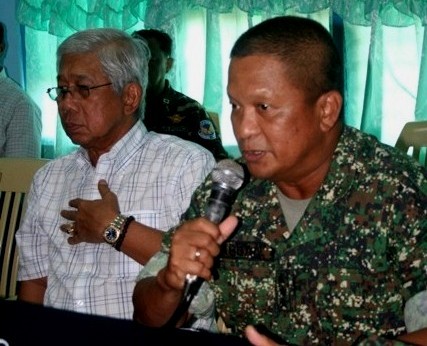 Tư lệnh Bộ tư lệnh Wescom, lực lượng quân sự Philippines đặc trách khu vực biển Đông, tướng Juancho Sabban (bên phải)