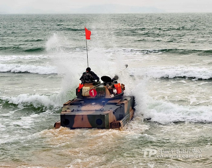 Xe tăng lội nước quân khu Nam Kinh