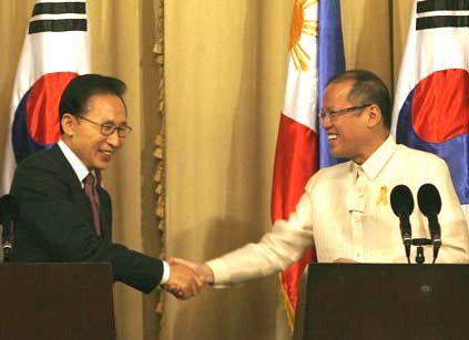 Tổng thống Aquino đề nghị người đồng nhiệm Hàn Quốc Lee Myung-bak bán cho Philippines chiến đấu cơ, tàu chiến để giúp Manila tăng năng lực phòng thủ quốc gia trong chuyến công du Manila của Tổng thống Hàn Quốc tháng 11 năm ngoái