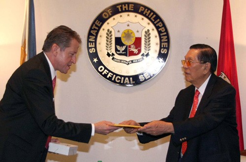 Đại sứ Nga tại Philippines, Nikolay Kudashev trong lễ trình quốc thư lên Phó tổng thống Philippines