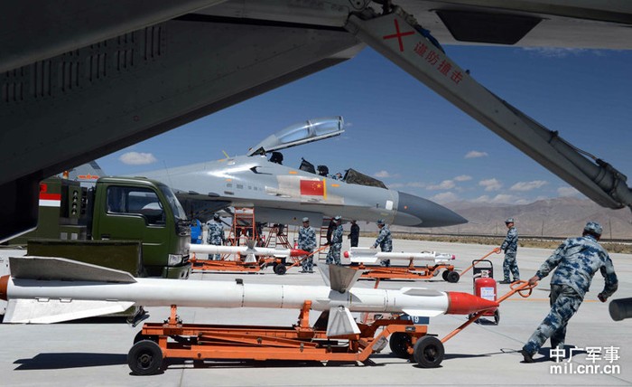 Những quả tên lửa được đặt trên các xe kéo đưa ra gầm máy bay J-11