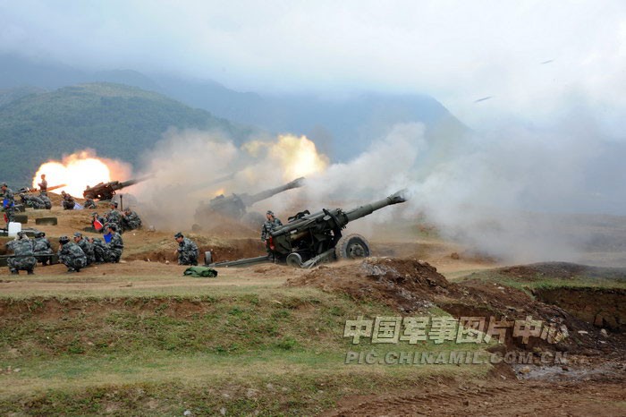 Trung đoàn pháo binh dự bị thuộc lực lượng quân sự Tứ Xuyên, quân khu Thành Đô huấn luyện bắn đạn thật