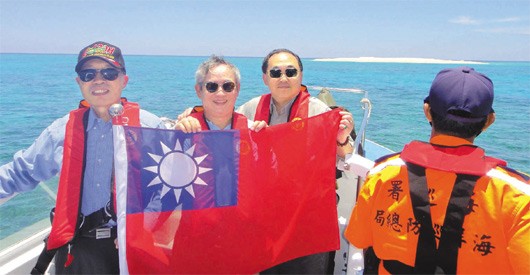 3 nghị sĩ Đài Loan đặt chân (trái phép) lên bãi Bàn Than (thuộc chủ quyền Việt Nam ngày 30/4/2012 -PV)