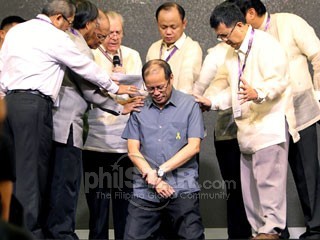 Tổng thống Philippines Aquino III không ngần ngại cầu nguyện trước sự chứng kiến của hàng trăm người và ống kính phóng viên