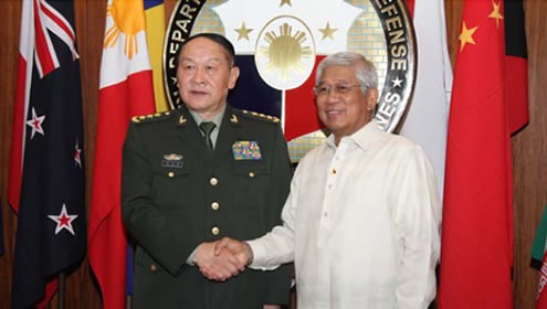 Tướng Lương Quang Liệt và Bộ trưởng Quốc phòng Philippines trong lần gặp nhau gần nhất bên lề đối thoại Shangri-la năm ngoái