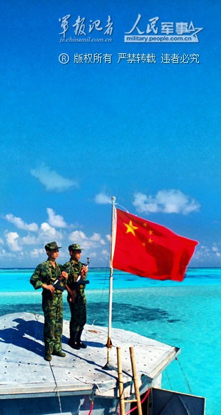 Lực lượng quân sự Trung Quốc cố tình xây dựng trái phép các kết cấu quân sự, cắm cờ nhằm khẳng định cái gọi là "chủ quyền" hết sức phi lý trên biển Đông