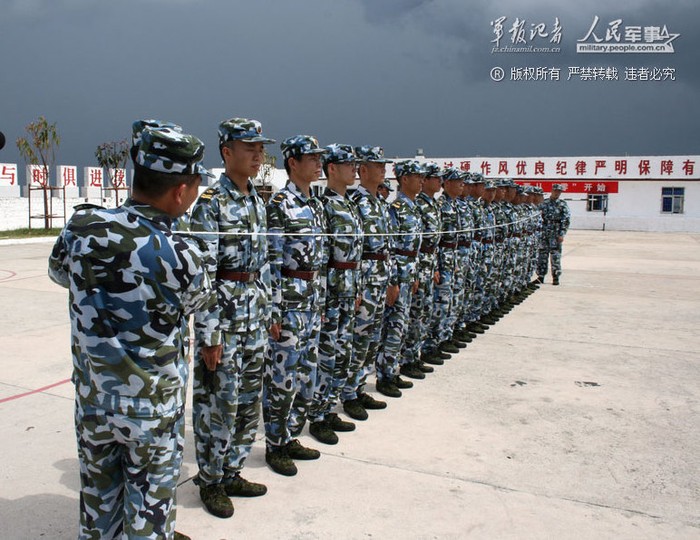 Lực lượng quân sự Trung Quốc đồn trú trái phép trên biển Đông kiểm tra điều lệnh đội ngũ