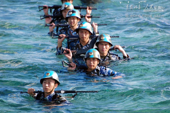 Lực lượng hải quân đồn trú trái phép tại biển Đông huấn luyện