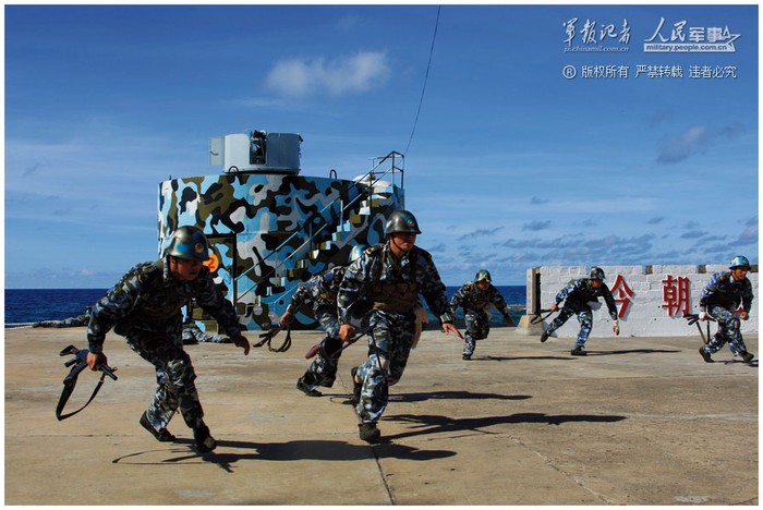 Lực lượng quân sự Trung Quốc đồn trú trái phép tại Trường Sa huấn luyện chiến thuật. Trung Quốc xây dựng khá nhiều công trình quân sự kiên cố tại khu vực này
