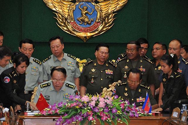 Ông Lương Quang Liệt và người đồng cấp Campuchia, tướng Tea Banh ký hiệp định hợp tác, trong đó Bắc Kinh "cho không" Phnom Penh 19 triệu USD viện trợ quân sự