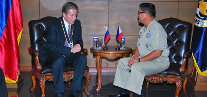 Đại sứ Liên bang Nga tại Philippines, Nikolay Kudashev lần đầu tiên phát biểu quan điểm về vấn đề biển Đông theo hướng có lợi cho Trung Quốc (ảnh: Ông Nikolay Kudashev tiếp một lãnh đạo Hải quân Philippines)