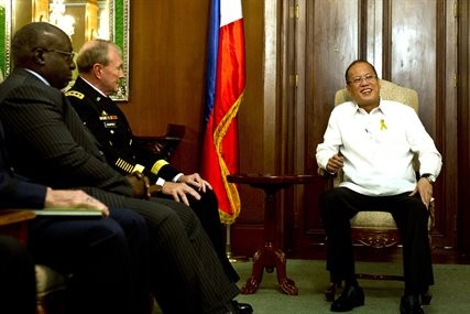 Trước lúc lên đường đi Anh, Mỹ, Tổng thống Philippines Aquino III vẫn dành ra 20 phút gặp gỡ Chủ tịch hội đồng tham mưu trưởng liên quân, tướng Martin Dempsey