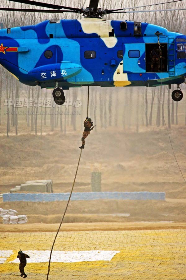 Lính dù Trung Quốc đổ bộ từ trực thăng vận chuyển