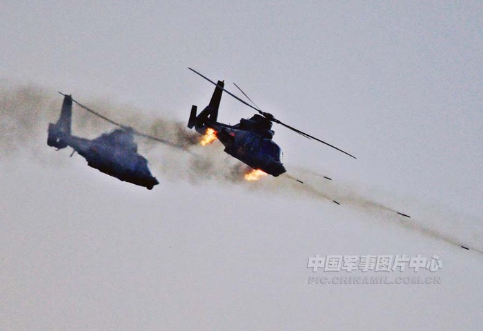 Trực thăng vũ trang Trung Quốc nhả đạn trong khi tác chiến hiệp đồng với lính dù