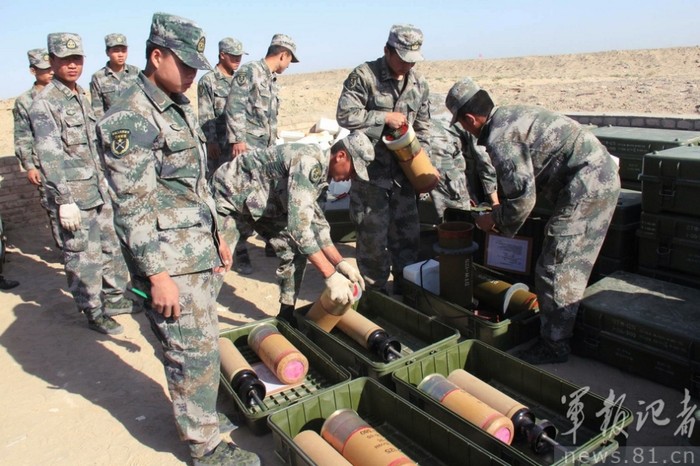 Tân binh lực lượng tăng thiết giáp quân khu Tân Cương kiểm tra đạn pháo trước diễn tập
