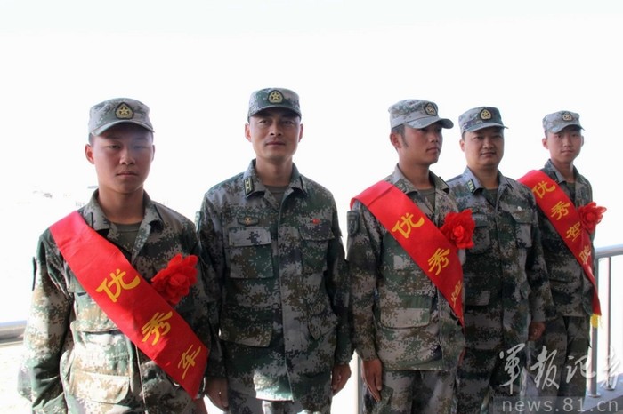 Những tân binh lực lượng tăng thiết giáp quân khu Tân Cương được khen thưởng
