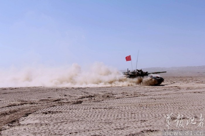 Xe tăng quân khu Tân Cương thao diễn trên địa hình hoang mạc