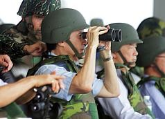 Ông Mã Anh Cửu quan sát cuộc diễn tập bắn đạn thật Liên Dũng 2012