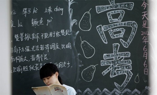 Học sinh Trung Quốc ôn thi đại học, một kỳ thi được cả xã hội Trung Quốc coi như bước ngoặt cuộc đời tạo ra áp lực khủng khiếp đối với học sinh và phụ huynh