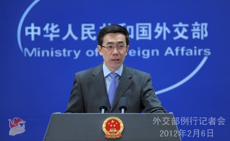 Người phát ngôn Bộ Ngoại giao Trung Quốc, Lưu Vị Dân trong cuộc họp báo ngày hôm qua, 6/6 vẫn cố vớt vát về cái gọi là "chủ quyền không thể tranh cãi" của Trung Quốc với bãi cạn Scarborough