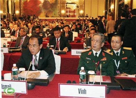Biển Đông trở thành chủ đề chính được quan tâm, thảo luận tại đối thoại an ninh Shangri-La vừa qua. Phái đoàn Việt Nam do Thượng tướng Nguyễn Chí Vịnh, Thứ trưởng Bộ Quốc phòng dẫn đầu