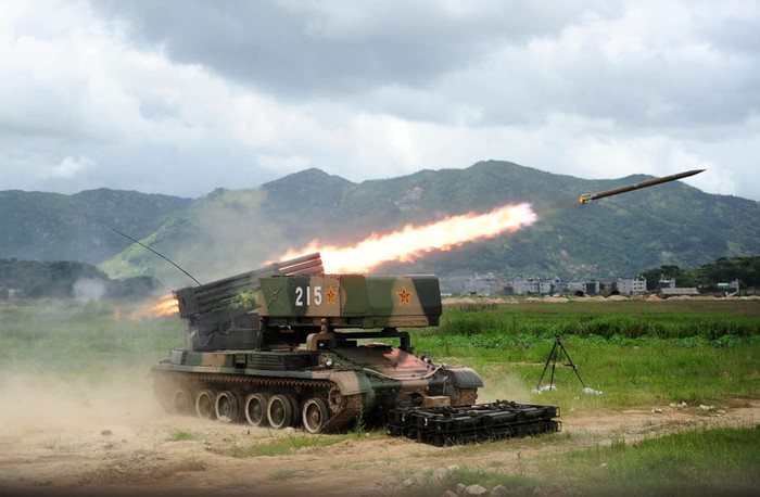 Dàn pháo đa nòng lực lượng pháo binh quân khu Nam Kinh khai hỏa