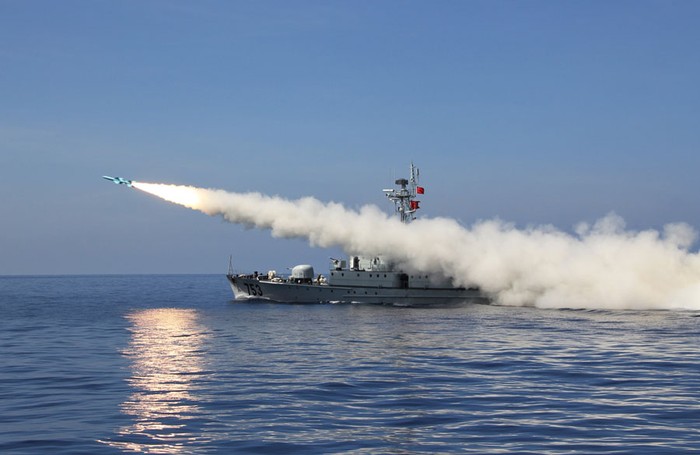 Tên lửa tàu hộ vệ Đông An hải quân Trung Quốc hạ mục tiêu trên biển