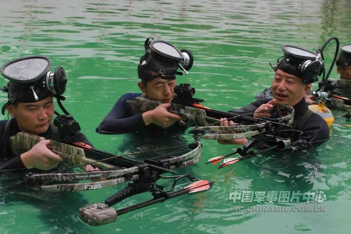 Quân khu Thành Đô huấn luyện xạ thủ tác chiến dưới nước