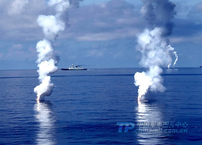 Các tàu chiến hải quân Trung Quốc diễn tập tấn công mục tiêu ban đêm trong điều kiện đối phương gây nhiễu, chế áp điện từ dễ khiến hệ thống tên lửa, hệ thống chỉ huy gặp sự cố