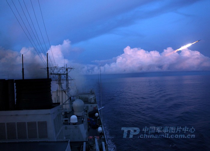 Tên lửa phóng từ 1 chiến hạm hạm đội Bắc Hải, Trung Quốc tấn công chính xác mục tiêu giả định trên biển
