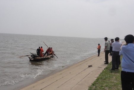 Lực lượng cứu hộ tìm kiếm thi thể 4 học sinh chết đuối tại cửa sông Tùng Giang, Hắc Long giang ngày 9/6 vừa qua
