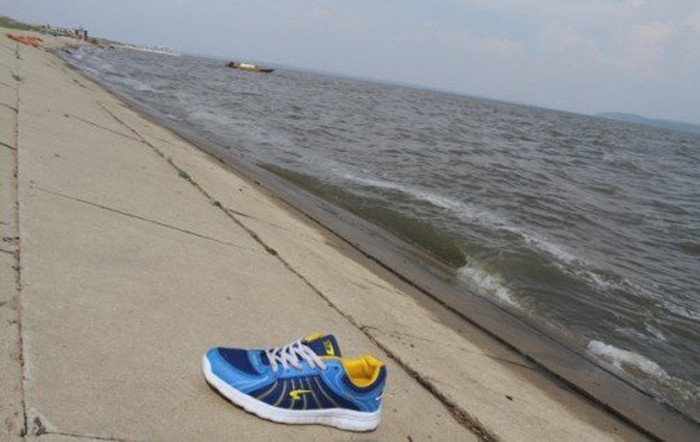 Một chiếc giày của nạn nhân vẫn nằm trên bờ biển