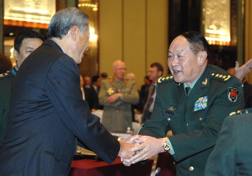 Ông Lương Quang Liệt bắt tay người đồng cấp Singapore, Bộ trưởng Ng Eng Hen khi ông tham dự đối thoại Shangri-La năm 2011