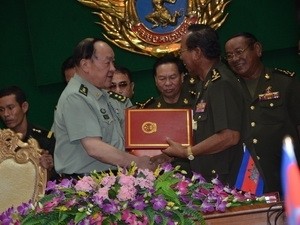 Ông Lương Quang Liệt đại diện chính phủ Trung Quốc "cho không" Campuchia 19 triệu USD để hiện đại hóa quân đội trong thời điểm Campuchia giữ ghế Chủ tịch luân phiên ASEAN