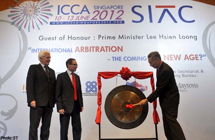 Thủ tướng Singapore Lý Hiển Long đánh chiêng khai mạc hội nghị ICCA 2012 dưới sự chứng kiến của Chủ tịch ICCA, giáo sư Jan Poulsson và Chủ tịch Trung tâm trọng tài quốc tế Singapore, giáo sư Michael Pryles
