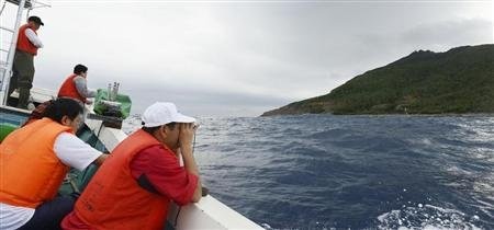 Đoàn Nhật Bản ngắm nhìn, chụp ảnh nhóm đảo Senkaku mà phía Trung Quốc gọi là Điếu Ngư Đảo và tuyên bố chủ quyền đối với khu vực này